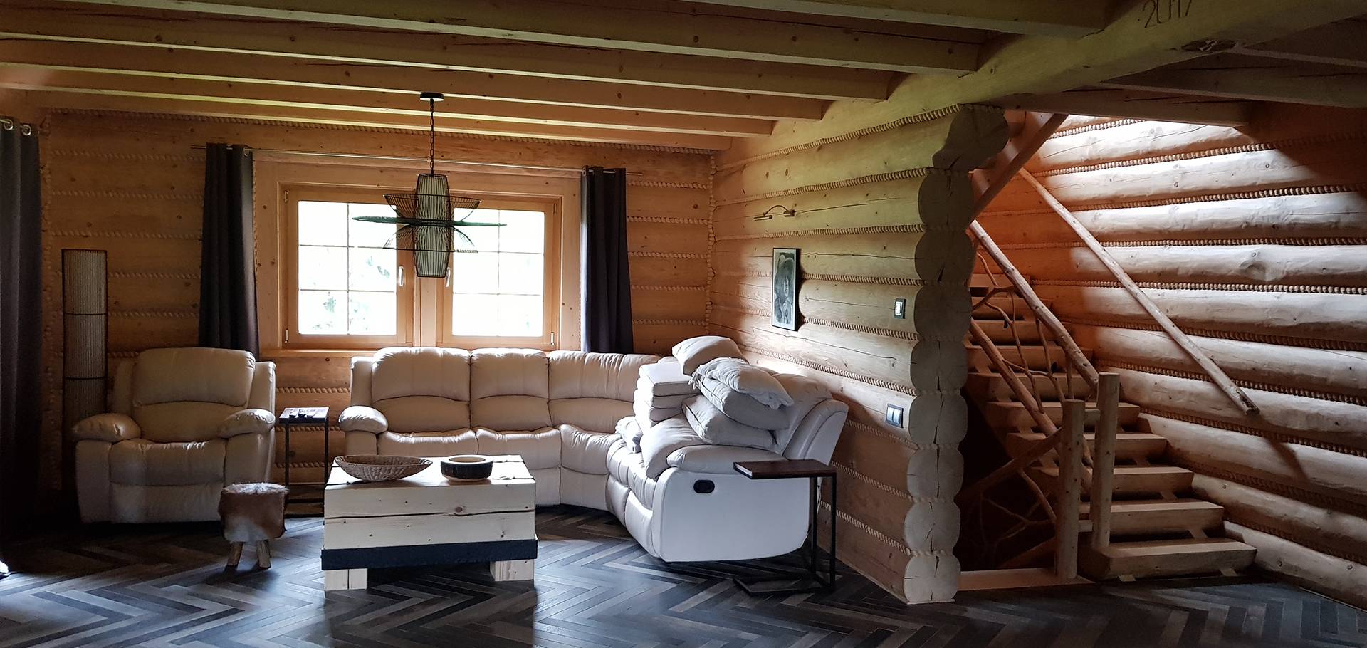 Dom piętrowy z bali drewnianych 